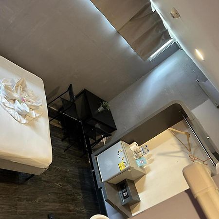Cheqinn Hostel - Sukhumvit 4 Nana Plaza Bangkok Exteriör bild