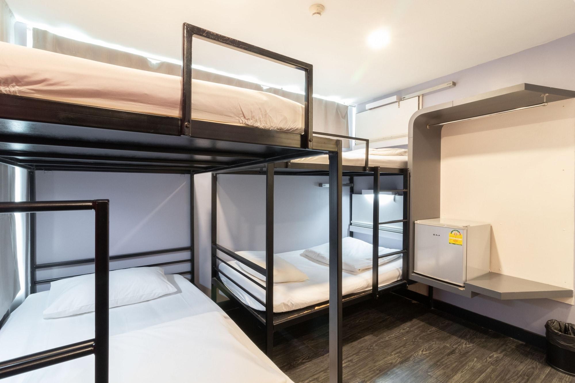 Cheqinn Hostel - Sukhumvit 4 Nana Plaza Bangkok Exteriör bild
