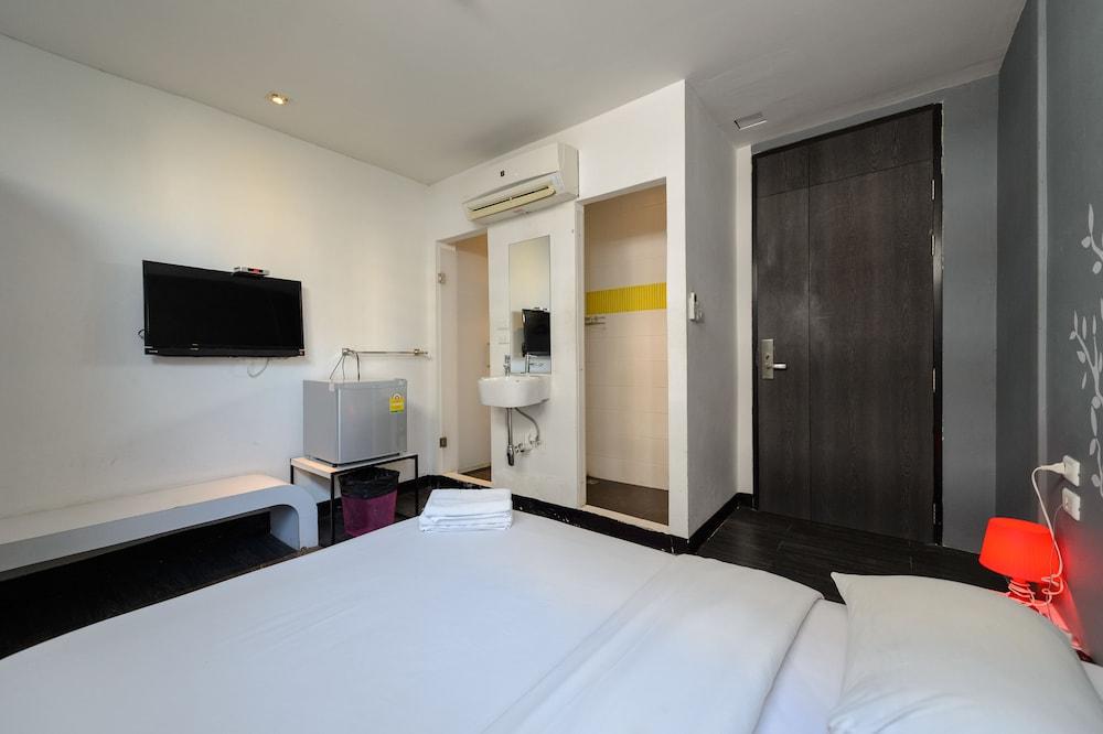 Cheqinn Hostel - Sukhumvit 4 Nana Plaza Bangkok Exteriör bild
