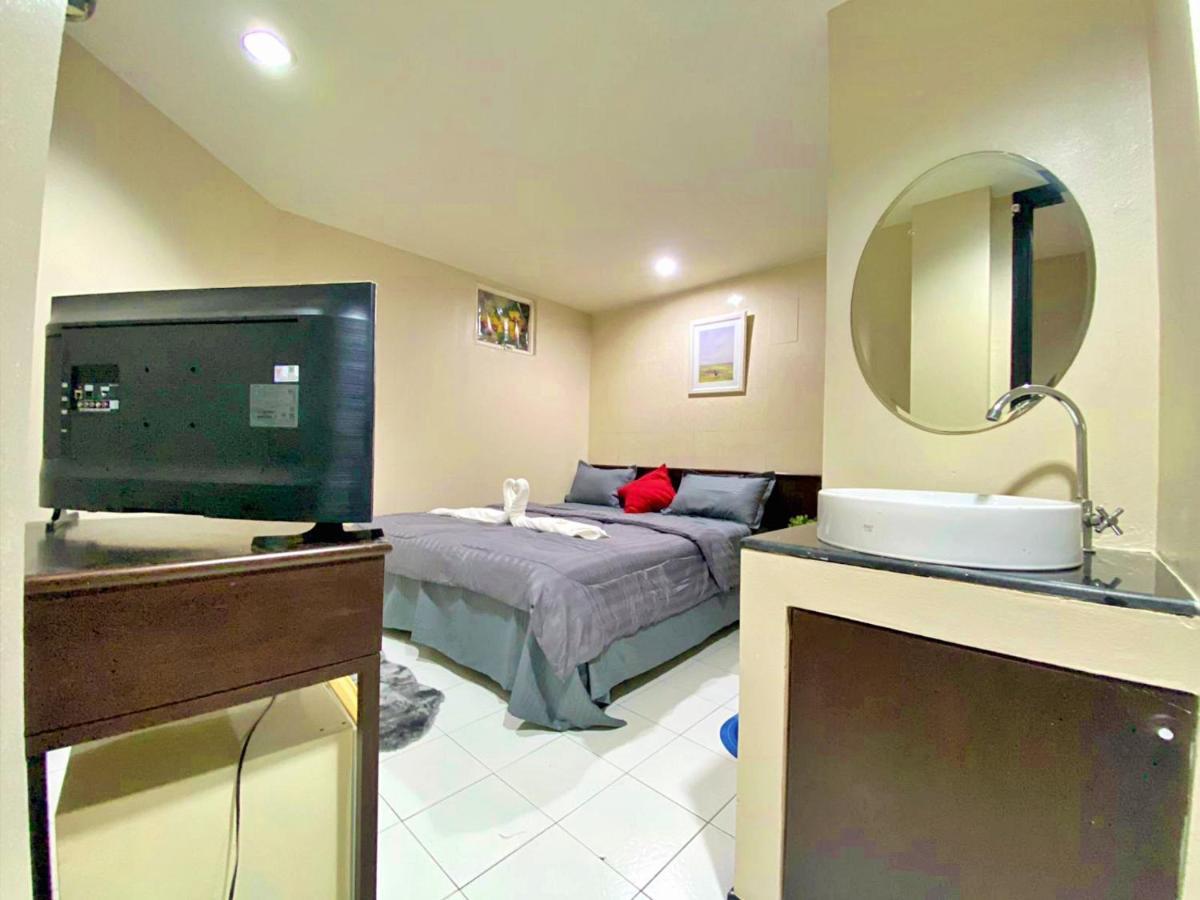 Cheqinn Hostel - Sukhumvit 4 Nana Plaza Bangkok Exteriör bild