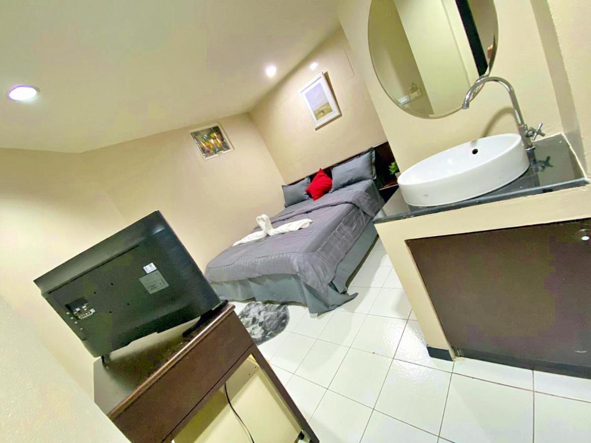 Cheqinn Hostel - Sukhumvit 4 Nana Plaza Bangkok Exteriör bild