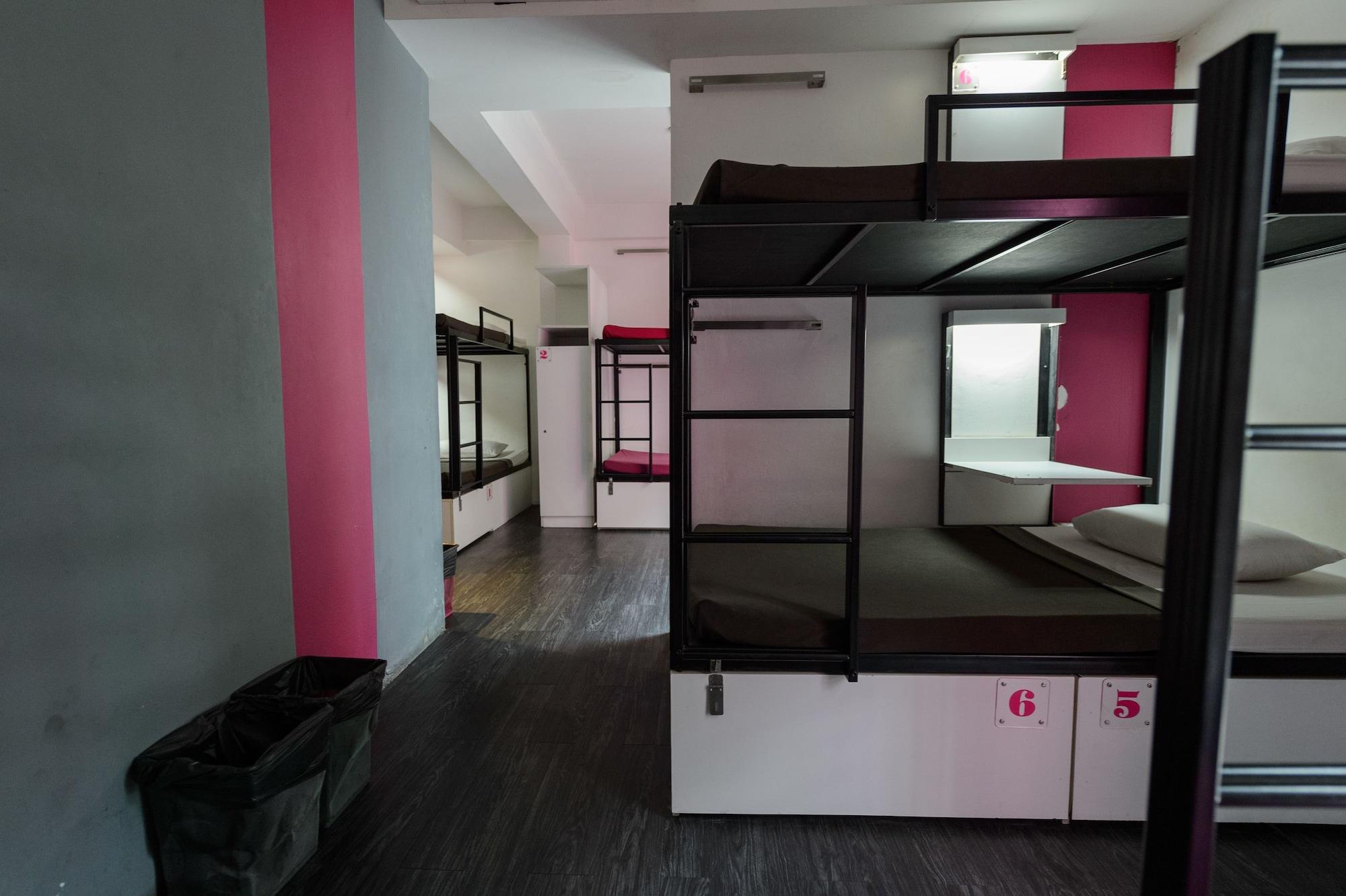 Cheqinn Hostel - Sukhumvit 4 Nana Plaza Bangkok Exteriör bild