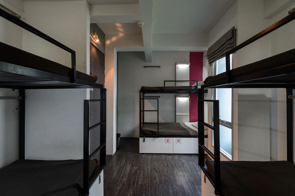 Cheqinn Hostel - Sukhumvit 4 Nana Plaza Bangkok Exteriör bild