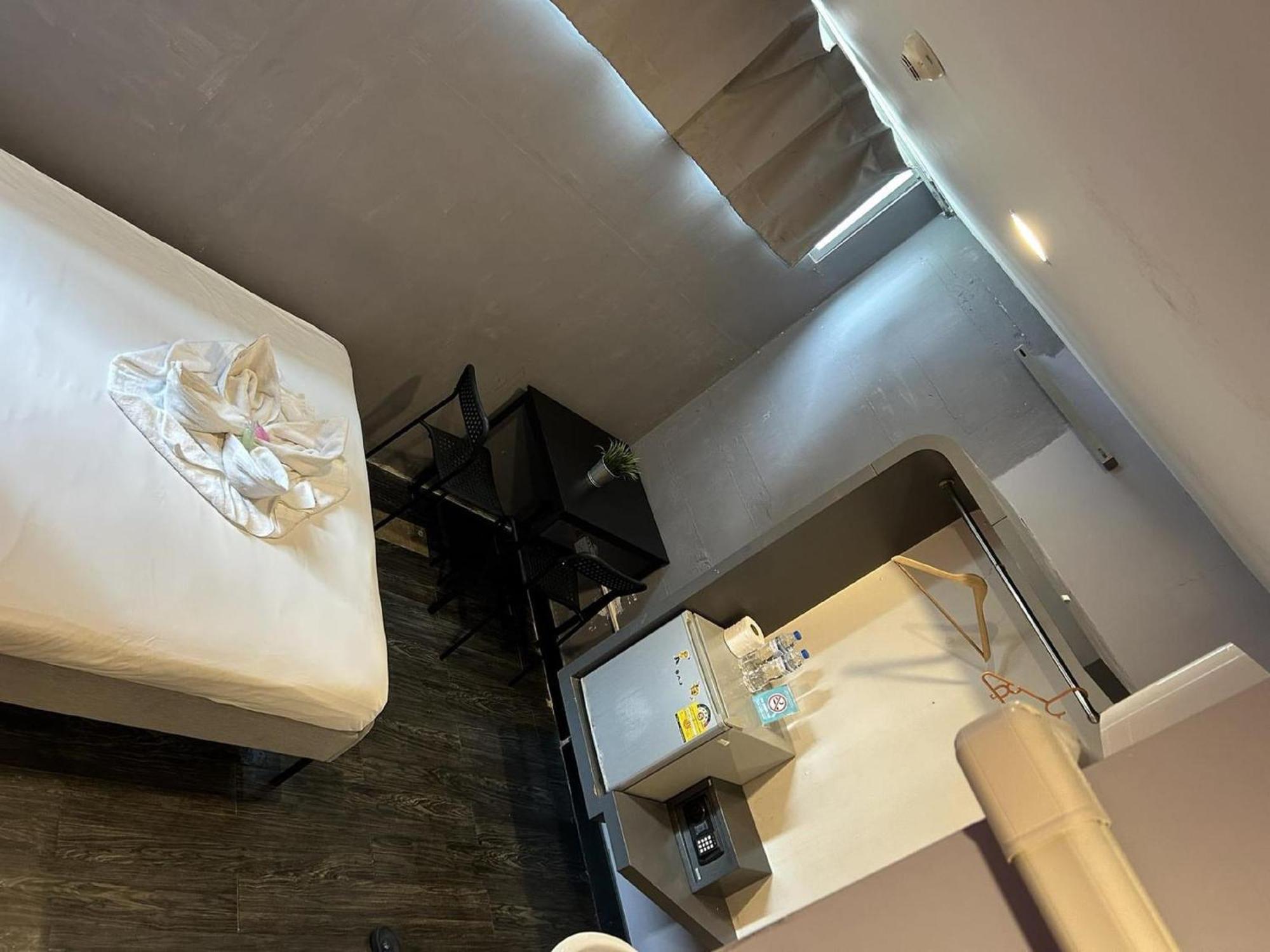 Cheqinn Hostel - Sukhumvit 4 Nana Plaza Bangkok Exteriör bild