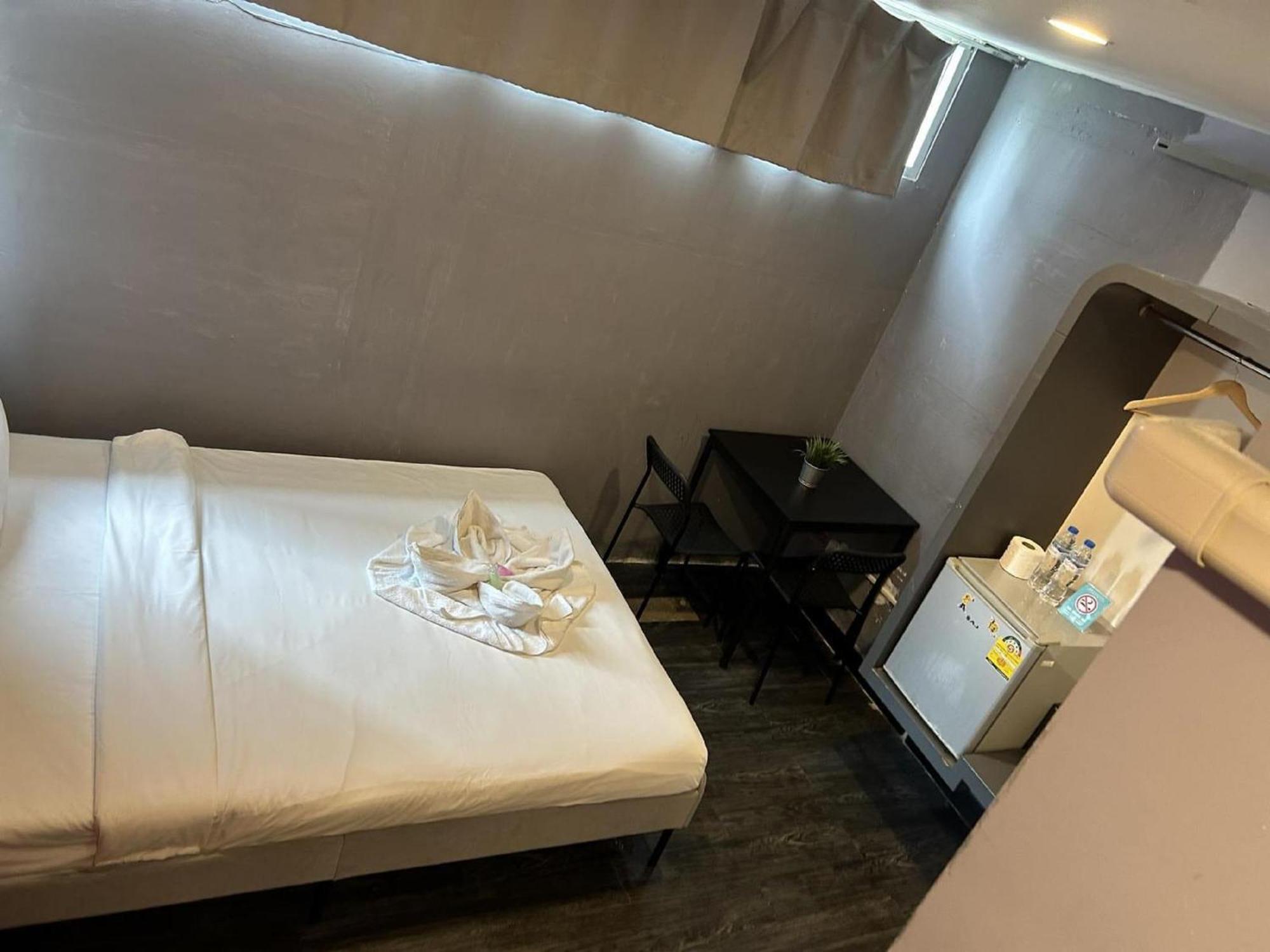 Cheqinn Hostel - Sukhumvit 4 Nana Plaza Bangkok Exteriör bild