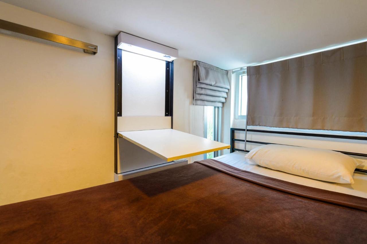 Cheqinn Hostel - Sukhumvit 4 Nana Plaza Bangkok Exteriör bild