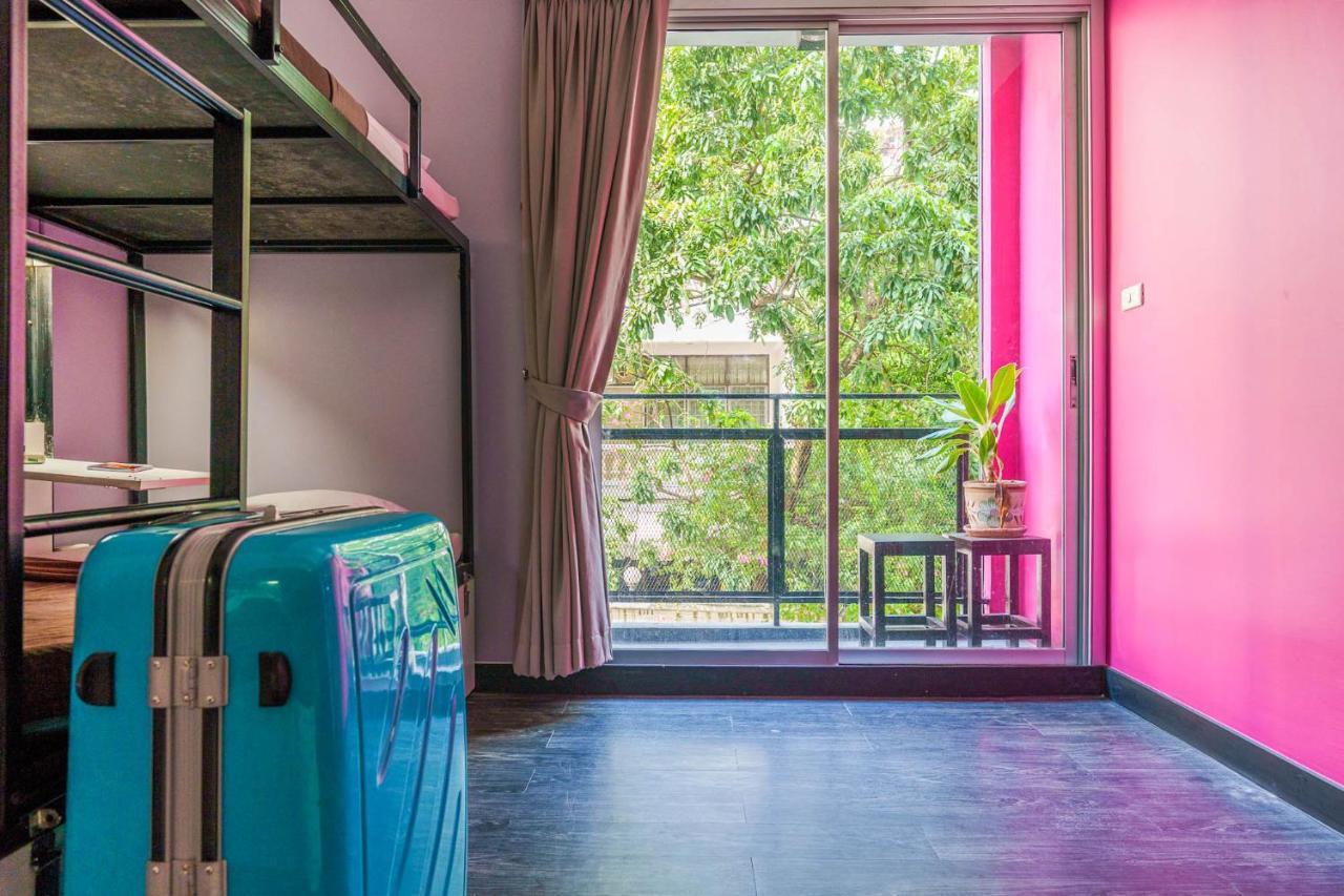 Cheqinn Hostel - Sukhumvit 4 Nana Plaza Bangkok Exteriör bild