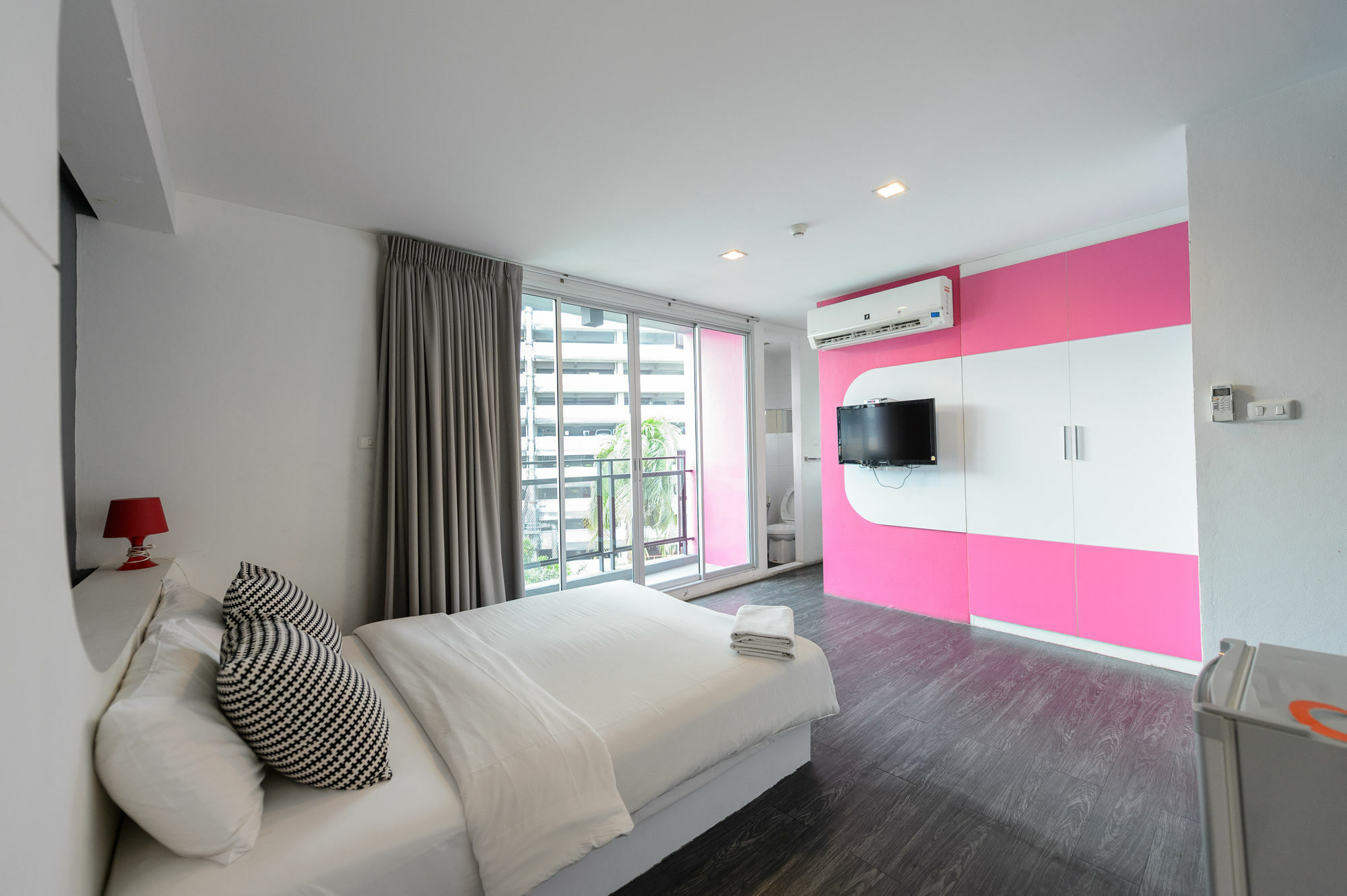 Cheqinn Hostel - Sukhumvit 4 Nana Plaza Bangkok Exteriör bild